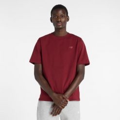 Koszulka męska New Balance MT41533MHB – bordowa. Czerwone koszulki sportowe męskie New Balance, m, bez wzorów, z dresówki, bez kołnierzyka, bez ramiączek. Za 169.99 zł.