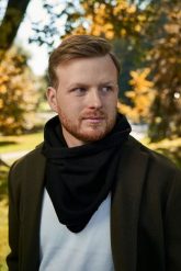 Zimowy komin męski Brødrene k3 czarny 9921. Czarne szaliki męskie na zimę, bez wzorów, z dzianiny. Za 32.45 zł.