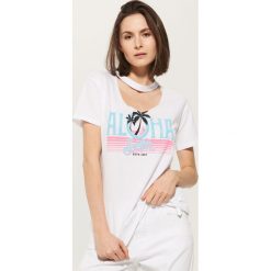 Koszulka z chokerem - Biały. T-shirty damskie marki House, z chokerem. W wyprzedaży za 29.99 zł.