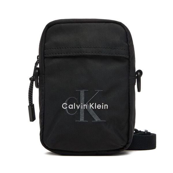 Saszetka Calvin Klein. Czarne saszetki męskie Calvin Klein, z nylonu, młodzieżowe, małe. Za 249.99 zł.