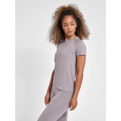 Koszulka damska Hummel MT Flow. Fioletowe koszulki sportowe damskie Hummel, xs, bez wzorów, z materiału, sportowe, bez kołnierzyka. Za 188.50 zł.