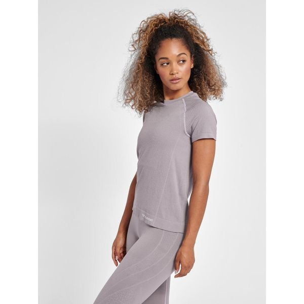 Koszulka damska Hummel MT Flow. Fioletowe koszulki sportowe damskie Hummel, l, bez wzorów, z materiału, bez kołnierzyka, bez ramiączek, do piłki nożnej. Za 191.00 zł.