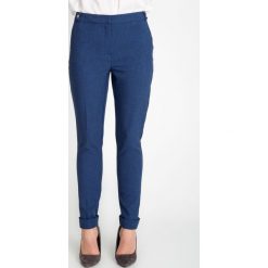 Granatowe eleganckie materiałowe spodnie QUIOSQUE. Spodnie materiałowe damskie marki QUIOSQUE. W wyprzedaży za 79.99 zł.