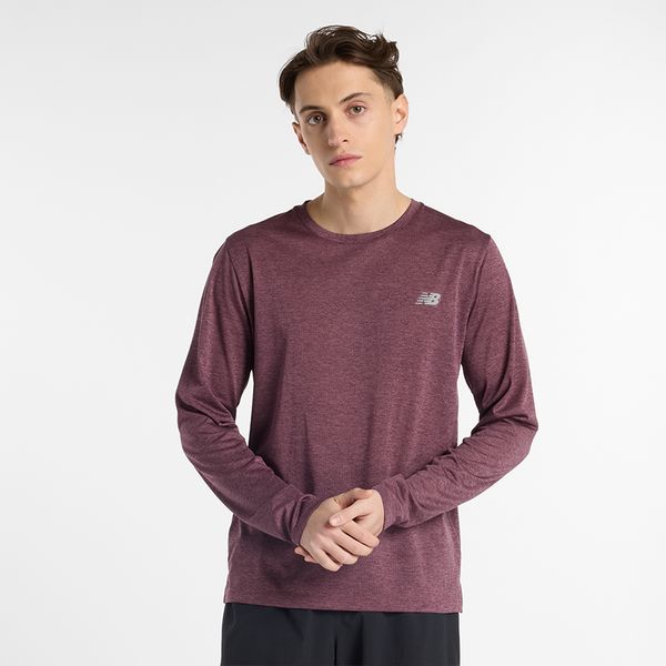 Koszulka męska New Balance MT41256FDP – fioletowa. Fioletowe koszulki sportowe męskie New Balance, na lato, m, bez wzorów, z materiału, bez kołnierzyka, bez ramiączek, do biegania. Za 129.99 zł.