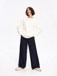 Sweter z domieszką wełny - kremowy. Białe swetry damskie Reserved, l, bez wzorów, z dzianiny, bez kołnierzyka, bez ramiączek, bez kaptura. Za 149.99 zł.