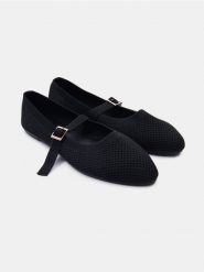 Dzianinowe baleriny z paskiem - czarny. Czarne baleriny damskie Sinsay, bez wzorów, z dzianiny, bez obcasa. Za 39.99 zł.