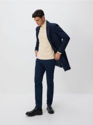 Bawełniane spodnie chino slim - granatowy. Niebieskie spodnie materiałowe męskie Reserved, bez wzorów, z bawełny. Za 129.99 zł.