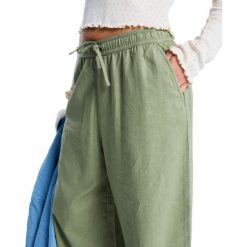 Spodnie damskie LEKEITIO BREAK MID. Zielone spodnie materiałowe damskie Roxy, bez wzorów, ze lnu. Za 259.99 zł.