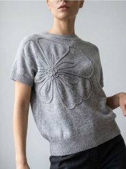 Sweter bez rękawów z tłoczonym kwiatem - szary. Szare swetry damskie Sinsay, l, bez wzorów, bez kołnierzyka, bez ramiączek, bez kaptura. Za 49.99 zł.