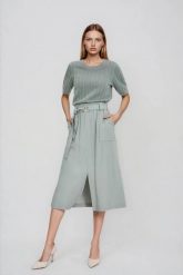 Spódnica z wiskozy oliwkowa. Zielone spódnice damskie MOODO, bez wzorów, z poliesteru. Za 129.99 zł.