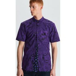 Koszula all over z krótkim rękawem - Fioletowy. Koszule męskie marki Cropp. Za 59.99 zł.