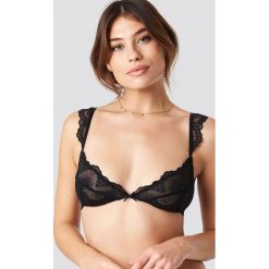 Pamela x NA-KD Koronkowy biustonosz z falbanką - Black. Czarne biustonosze Pamela x NA-KD, z haftami, z koronki. Za 60.95 zł.