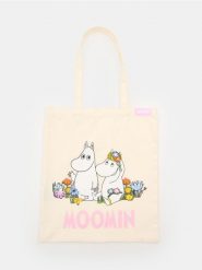 Materiałowa torba shopper z nadrukiem Moomins - kremowy. Białe torebki shopper damskie Sinsay, bez wzorów, z materiału, z nadrukiem, bez dodatków. Za 15.99 zł.