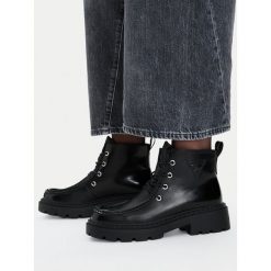 Trzewiki Guess Jeans. Czarne botki damskie Guess Jeans, z jeansu, bez obcasa, na płaskiej podeszwie, bez zapięcia. Za 279.99 zł.