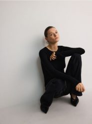 Sweter ze strukturalnym splotem - czarny. Czarne swetry damskie Reserved, l, bez wzorów, z dzianiny, bez kołnierzyka, bez ramiączek, bez kaptura. W wyprzedaży za 59.99 zł.