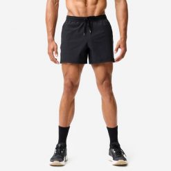 Spodenki do treningu siłowego Domyos. Czarne krótkie spodenki sportowe męskie DOMYOS, m, bez wzorów, z elastanu, na fitness i siłownię. Za 79.99 zł.