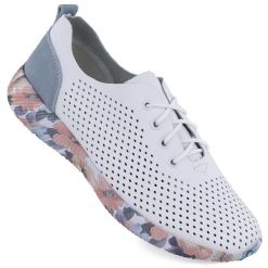 Skórzane półbuty damskie ażurowe białe Artiker 58C0586. Białe półbuty damskie Artiker, w ażurowe wzory, ze skóry, bez obcasa, bez zapięcia. Za 199.99 zł.