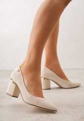 Beżowe Czółenka na Słupku z Wkładką ze Skóry Naturalnej i Metaliczną Ozdobą Dynaste. Brązowe czółenka damskie Renee, z aplikacjami, ze skóry, eleganckie, bez obcasa, na słupku, bez zapięcia. Za 119.99 zł.