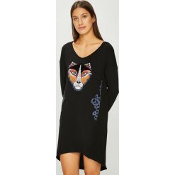 Desigual - Sukienka. Szare sukienki damskie Desigual, z aplikacjami, z dzianiny, casualowe, z okrągłym kołnierzem. W wyprzedaży za 279.90 zł.