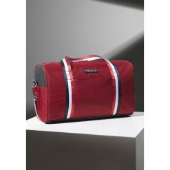 Czerwona Torba Cool World. Czerwone torby sportowe męskie marki Born2be. Za 64.99 zł.