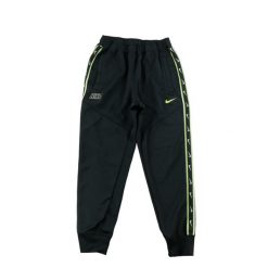 Second life - Spodnie dresowe męskie Nike Swoosh - Stan bardzo dobry. Czarne spodnie sportowe męskie Nike, m, bez wzorów, z dresówki, do biegania. Za 127.76 zł.