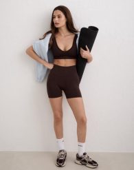Damskie szorty wysoki stan, squat proof, invisible scrunch Shape Seamless brąz. Brązowe szorty sportowe damskie Aim'n, l, bez wzorów, z dzianiny, z podwyższonym stanem, na fitness i siłownię. Za 212.00 zł.