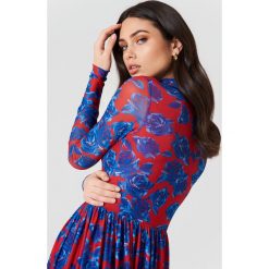 NA-KD Trend Siateczkowa sukienka midi z długim rękawem - Red,Multicolor. Czerwone sukienki damskie NA-KD Trend, ze stójką, z długim rękawem. W wyprzedaży za 77.60 zł.