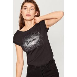 Bawełniana koszulka z nadrukiem - Czarny. T-shirty damskie marki Mohito. W wyprzedaży za 14.99 zł.