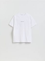 T-shirt regular z nadrukiem na plecach - biały. Białe t-shirty męskie Reserved, l, bez wzorów, z bawełny, bez kołnierzyka. Za 59.99 zł.