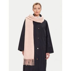 Szalik Guess. Czerwone szaliki i chusty damskie Guess, z aplikacjami. Za 239.99 zł.