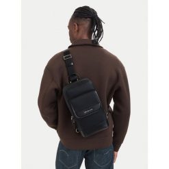 Saszetka MICHAEL Michael Kors. Czarne saszetki męskie MICHAEL Michael Kors, młodzieżowe, małe. Za 1,349.00 zł.