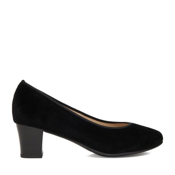 Czółenka Rieker. Czarne czółenka damskie Rieker, bez wzorów, bez obcasa, bez zapięcia. Za 219.99 zł.