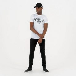 Koszulka Brooklyn Nets. Białe koszulki sportowe męskie New Era, s, bez wzorów, ze skóry, bez kołnierzyka, bez ramiączek. Za 174.00 zł.