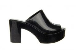 Klapki Melissa Mule Ad Black Glitter 010439, Czarny, Guma - 39. Czarne klapki damskie Melissa, bez wzorów, z gumy, bez obcasa, na obcasie. W wyprzedaży za 269.10 zł.