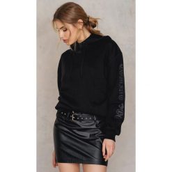 NA-KD Bluza z kapturem Coming Soon - Black. Bluzy damskie marki NA-KD. W wyprzedaży za 54.58 zł.