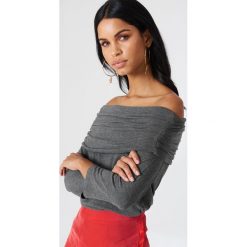 NA-KD Sweter z lekkiej dzianiny z odkrytymi ramionami - Grey. Swetry damskie marki NA-KD. W wyprzedaży za 26.47 zł.