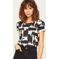 T-shirt we wzory - Wielobarwn. Szare t-shirty damskie Reserved. Za 29.99 zł.