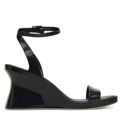 Sandały Melissa. Czarne sandały damskie Melissa, bez wzorów, bez obcasa, na koturnie, bez zapięcia. Za 359.99 zł.