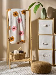 Koc z kwiatowym wzorem - beżowy. Brązowe kocyki dla dzieci Sinsay. Za 39.99 zł.