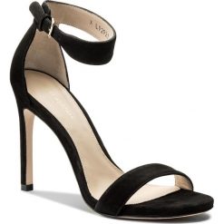 Sandały STUART WEITZMAN - Backuptiz XL92921 Black Suede. Klapki damskie marki Stuart Weitzman. W wyprzedaży za 1,199.00 zł.