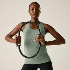 Damska lekka kamizelka aktywna Modernize II. Zielone koszulki sportowe damskie Dare 2b, bez wzorów, z elastanu, bez kołnierzyka, bez ramiączek, trekkingowe. W wyprzedaży za 109.50 zł.