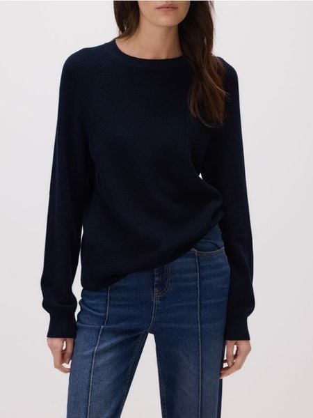 Bawełniany sweter - granatowy. Niebieskie swetry przez głowę męskie Reserved, l, bez wzorów, z bawełny, bez kołnierzyka. W wyprzedaży za 99.99 zł.