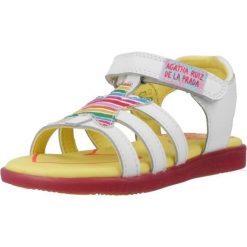 Sandały AGATHA RUIZ DE LA PRADA 242965A Biały. Białe sandały damskie Agatha Ruiz de la Prada, bez wzorów, ze skóry, bez obcasa, bez zapięcia. Za 191.99 zł.