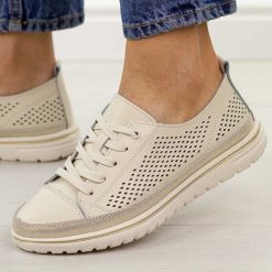 Beżowe ażurowe skórzane półbuty damskie Jezzi 8704. Brązowe półbuty damskie Jezzi, na jesień, w ażurowe wzory, z jeansu, casualowe, z okrągłym noskiem, bez obcasa, na płaskiej podeszwie, bez zapięcia. Za 229.00 zł.