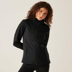 Damska 3-warstwowa kurtka softshell z kapturem Venturer z nadrukiem. Szare kurtki damskie Regatta, na zimę, bez wzorów, z materiału, z kapturem. Za 269.99 zł.