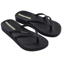 Japonki Ipanema Bossa Soft V Fem 82840-20766 czarne. Czarne klapki damskie bez wzorów, z gumy, eleganckie, bez obcasa, na obcasie. W wyprzedaży za 128.09 zł.