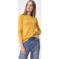 Żółty Sweter Katie. Żółte swetry damskie Born2be, l, bez wzorów, prążkowane, bez kołnierzyka, bez ramiączek, długie, bez kaptura. Za 69.99 zł.