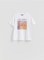 T-shirt z połyskującym nadrukiem - biały. Białe t-shirty damskie Reserved, l, bez wzorów, z bawełny, bez kołnierzyka. Za 49.99 zł.