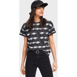 T-shirt z nadrukiem RE ART - Wielobarwn. T-shirty damskie marki Reserved. Za 39.99 zł.