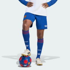 Spodenki wyjazdowe Manchester United 26/27. Niebieskie krótkie spodenki sportowe męskie Adidas, xl, bez wzorów, z materiału, do piłki nożnej, climacool (adidas). Za 199.00 zł.